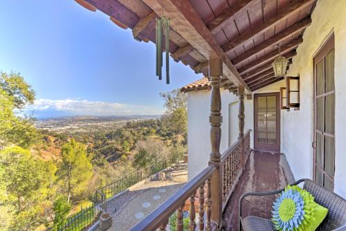 The Castle Hacienda Heights Home with Patio and Pool in 哈仙達崗
