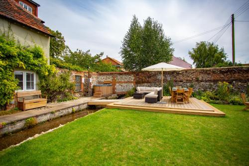 Dārzs, m² 6 guļamistaba, 7 privāta vannas istaba Villa South Creake
 (The Old Chequers | Riverside Hot Tub Stay) in South Creake