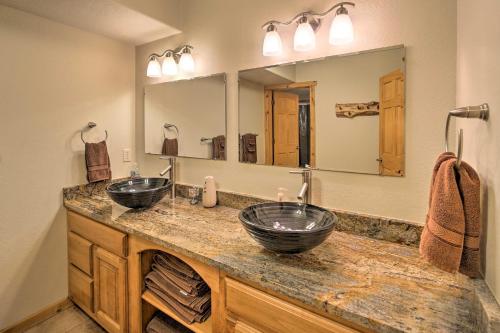 Huge Log Cabin with Deck - 5 Mins to Table Rock Lake! - image 10