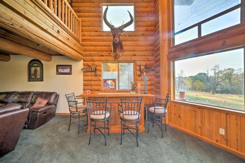 Huge Log Cabin with Deck - 5 Mins to Table Rock Lake! - image 2