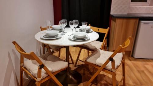 Durham 2-Bed Apartment, Durham (photo 8)