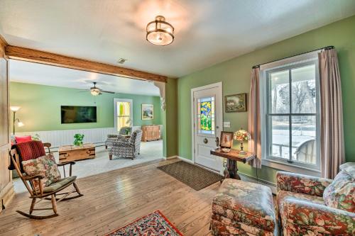 Charming Buena Vista Creekside Home Walk to Main! in Buena Vista, USA