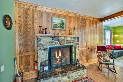 Charming Buena Vista Creekside Home Walk to Main! in Buena Vista, USA