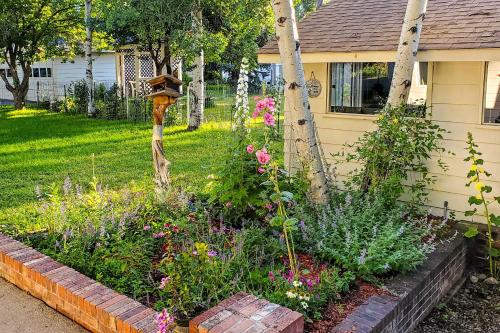 Charming Buena Vista Creekside Home Walk to Main! - image 10