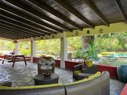 Giardino, La Casa de los Patos in El Valle De Anton