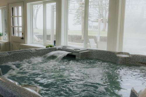 Pezsgőfürdő, Beach House in Niagara in Camelot Beach (ON)