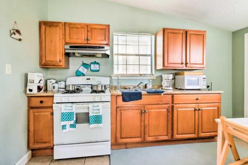 Cozy Galveston Home with Deck - 2 Mi From The Pier! - image 12