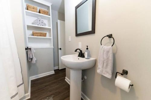 Edenton 3 BR/ 2 Bath king, Fire Pit Edenton 3 BR/ 2 Bath king, Fire Pit