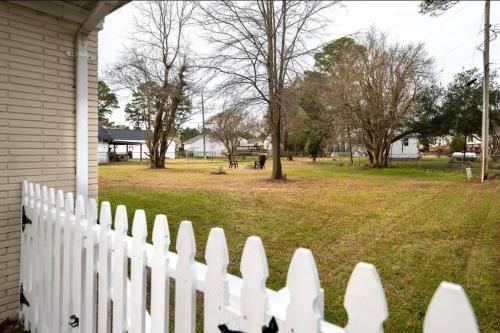 Edenton 3 BR/ 2 Bath king, Fire Pit Edenton 3 BR/ 2 Bath king, Fire Pit