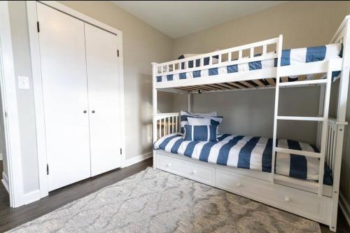 Edenton 3 BR/ 2 Bath king, Fire Pit Edenton 3 BR/ 2 Bath king, Fire Pit