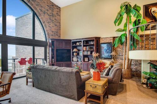 Elegance on the open water Beautiful Split Level Penthouse has Panoramic Vews of the Gulf Coast thumb 2