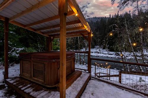 Stilly River Haus - Hot-tub-Firepit-Fireplace