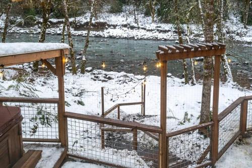 Stilly River Haus - Hot-tub-Firepit-Fireplace