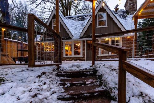 Stilly River Haus - Hot-tub-Firepit-Fireplace