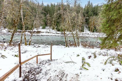 Stilly River Haus - Hot-tub-Firepit-Fireplace