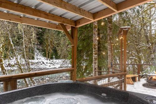 Stilly River Haus - Hot-tub-Firepit-Fireplace