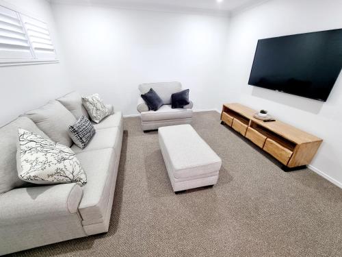 Large and Private Executive Home - Secure parking for boats