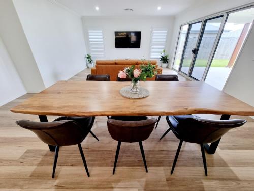 Large and Private Executive Home - Secure parking for boats