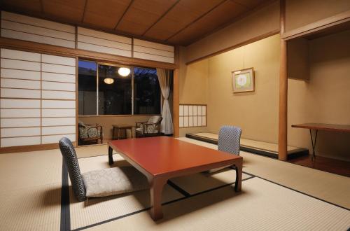 room detail thumbnail 2