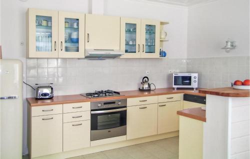 Kitchen, Awesome Home In Quemper Guezennec in Pontrieux