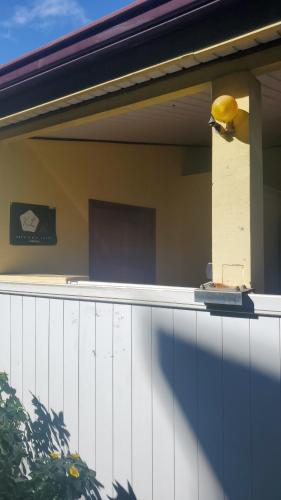 Vue extérieure, Sweet Mini Dortoir sur notre terrasse couverte pour vos transits entre deux vols by Kohutahia Lodge, in Tahiti