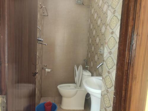 Bathroom, Hotel Riverland in Tribhuvan International Airport