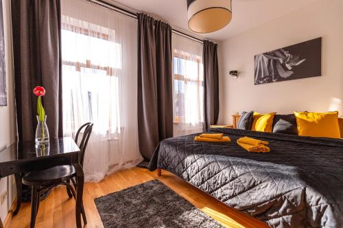 1 queen bed, 1 sofa bed