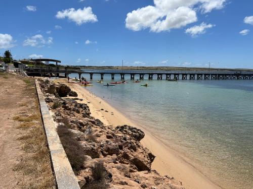 Beachside & Jetty View Apartment 5 - Harbour Master Apt