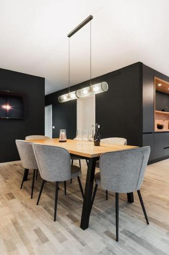 Skylark - Stockholm Penthouse with Jacuzzi, Movie Theater & Panoramic View, Brasov (foto 8)