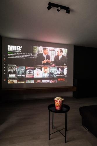 Skylark - Stockholm Penthouse with Jacuzzi, Movie Theater & Panoramic View, Brasov (foto 6)