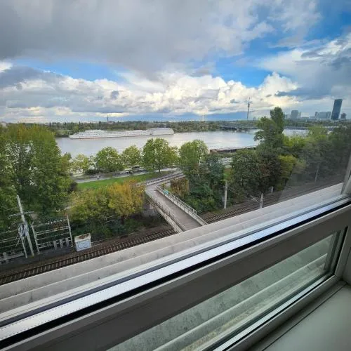 Lovely Apartment for 4 on the Danube River - Free Private Parking in Wien, Österreich