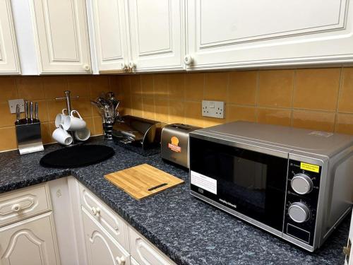 Montrose House - Spacious Comfy 3 Bedroom House, Free Wifi and Free Parking