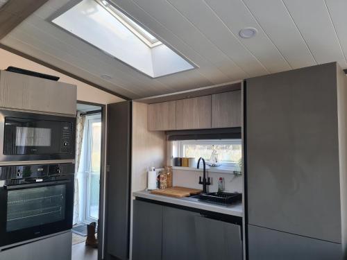 Kitchen, Mawgan Pads Lazy Days Lodge in St Mawgan