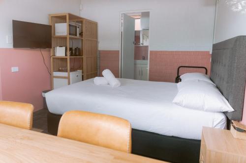 1 queen bed, 1 twin bed