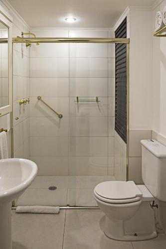 Deluxe Queen Room image 6