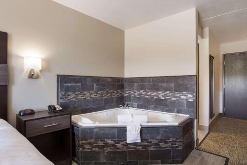 King Room with Hot Tub - Non-Smoking/No Pets