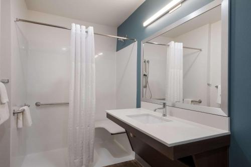 Queen Suite with Roll-In Shower - Disability Access/Non Smoking