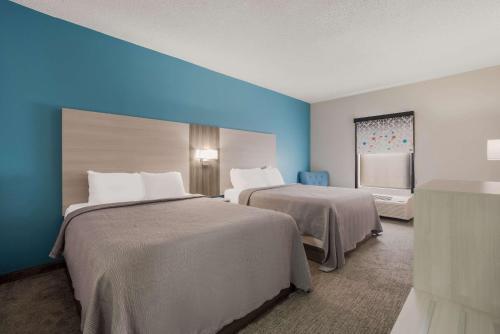 2 queen beds