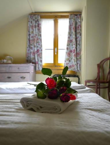 Twin Room with Shared Bathroom image 6