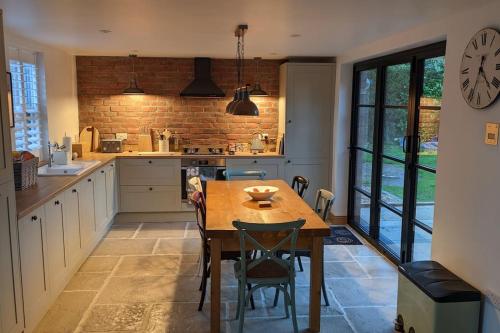 ห้องครัว, Cosy 2 Bedroom Coach House in คาสเซิลวิว