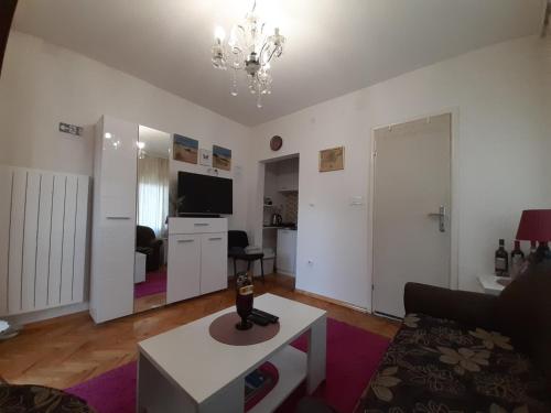 . Deluxe studio & apartments Alexander