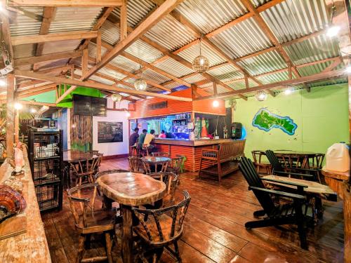 餐厅, Las Palmeras OceanView Hotel and Dive Center in 小马伊斯群岛