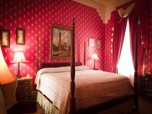 The Guest House Historic Mansion - image 13