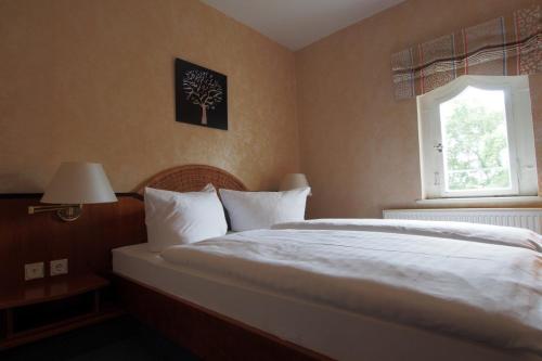 2 queen beds, 1 double bed