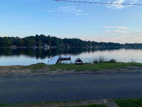 Laurabelle Lake House - Lakefront & Dog friendly