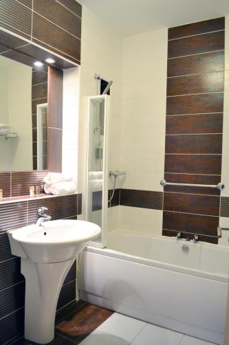 Carrick Plaza Suites and Apartments - 샤워실