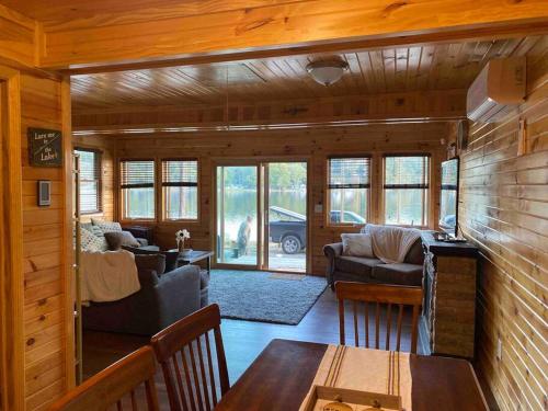 Laurabelle Lake House - Lakefront & Dog friendly