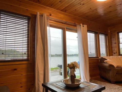 Laurabelle Lake House - Lakefront & Dog friendly