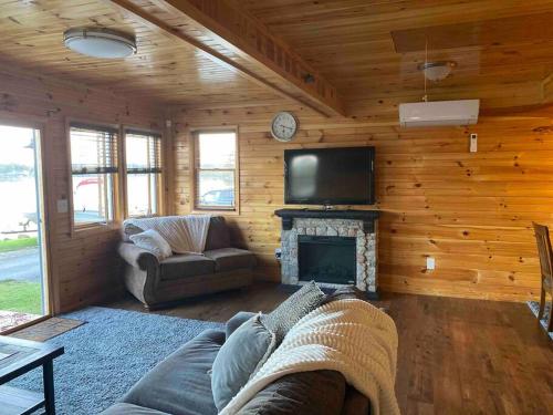 Laurabelle Lake House - Lakefront & Dog friendly