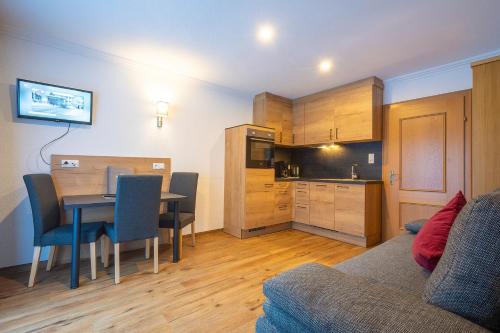 1 queen bed, 1 sofa bed